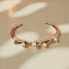 PRECIOSA PULSERA CON DETALLES DE PERLAS
